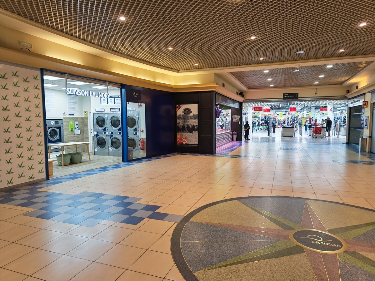 Vista de Sunson Laundry desde el pasillo del Centro Comercial La Vega