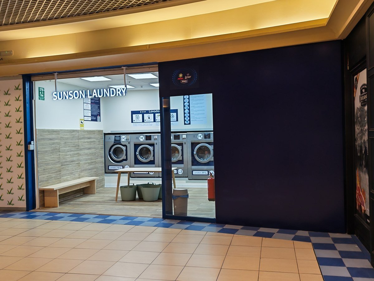 Fachada lateral de Sunson Laundry y acceso al local
