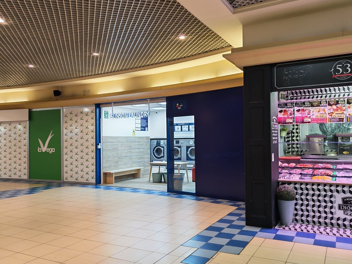 Interior de Sunson Laundry con lavadoras y secadoras